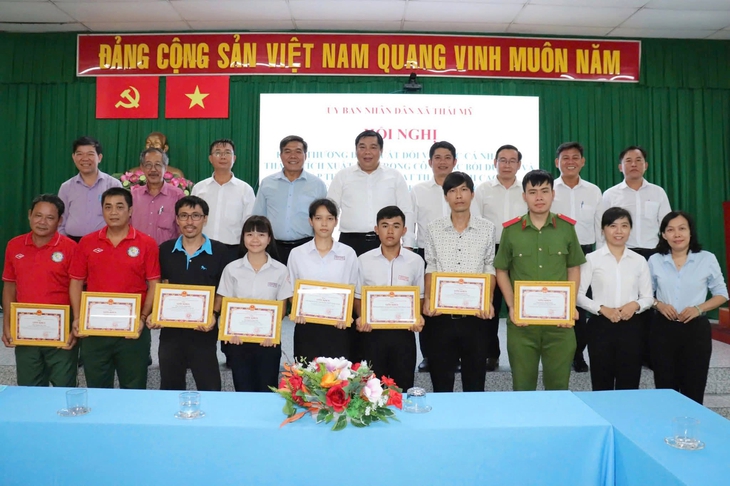 Kịp cứu tài xế mắc kẹt trong ô tô sau tai nạn, 2 người dân được xã Thái Mỹ khen thưởng - Ảnh 2.