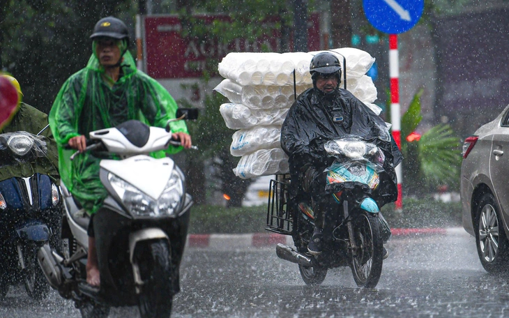 Hà Nội mưa dông, sét đánh vang trời - Ảnh 4.