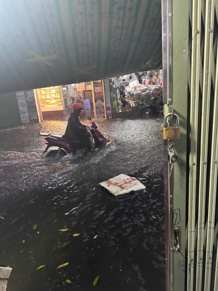 Hà Nội mưa dông, sét đánh vang trời - Ảnh 3.