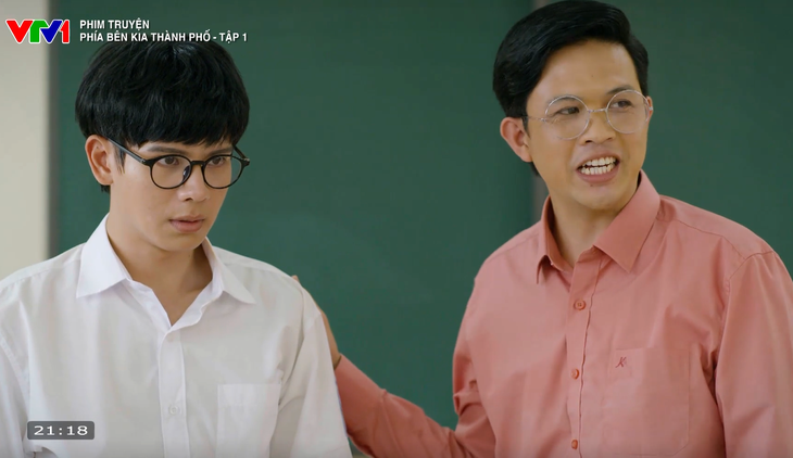 Bạo lực học đường từ đời thực lên phim và những câu hỏi 'giá như' - Ảnh 4. Bạo lực học đường và bạo lực mạng trong Phía bên kia thành phố - Ảnh 4.