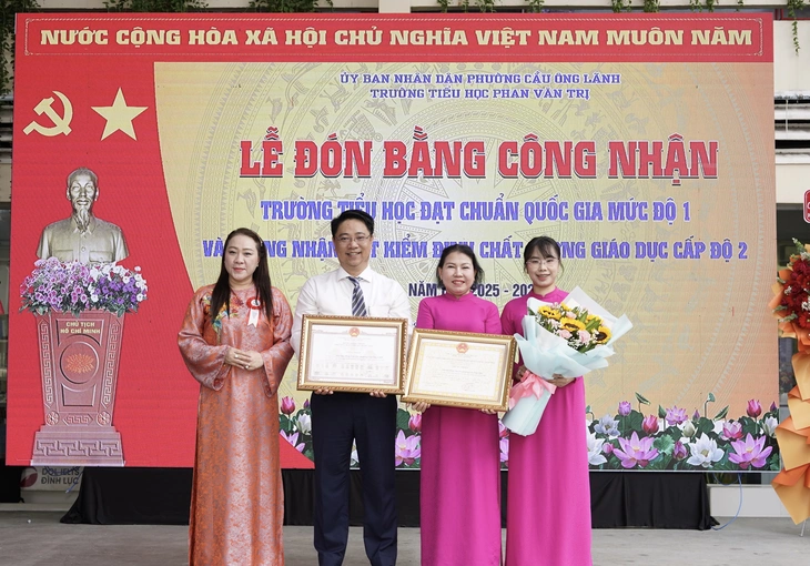 Học sinh khu 'ốc đảo' hào hứng khi trường đạt chuẩn quốc gia - Ảnh 2.