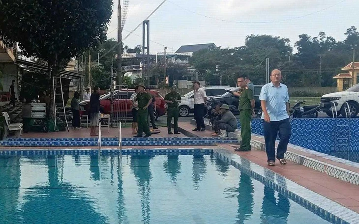 Đứng gần biển quảng cáo khi mưa lớn, 2 anh em ruột bị điện giật tử vong - Ảnh 2.
