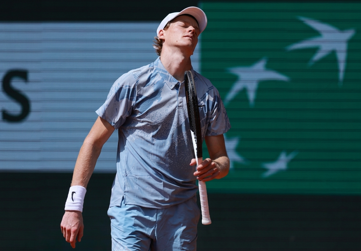 Vì sao Sinner bị loại sớm tại Roland Garros? - Ảnh 1.