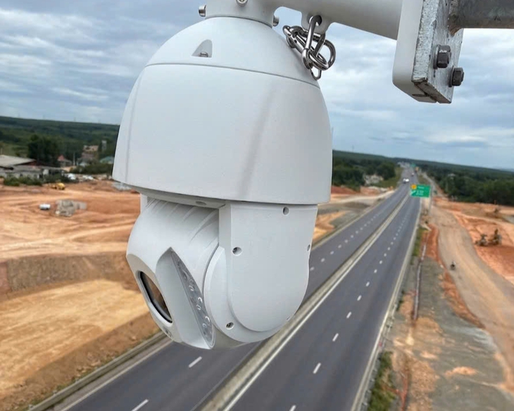 Lắp đặt 78 camera AI giám sát giao thông trên cao tốc Vạn Ninh - Cam Lộ - Ảnh 1.