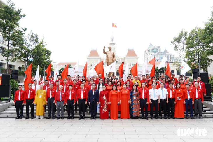 dâng hoa - Ảnh 2.