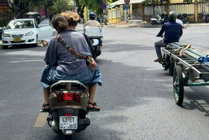 Ngán ngẩm khách Tây ngênh ngang đầu trần chạy xe máy giữa phố - Ảnh 2.