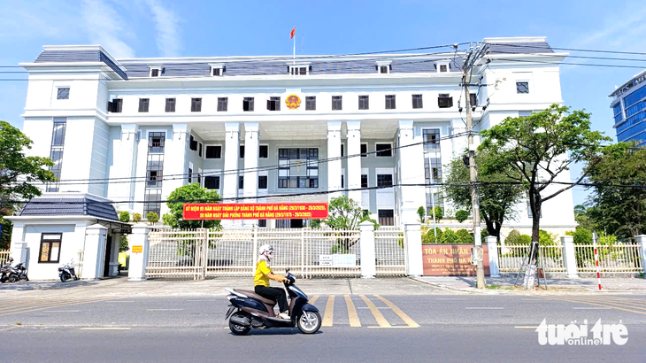 Nữ bị cáo khuyết tật trộm tiền quán bida, dùng một phần đóng học cho em, được hưởng án treo - Ảnh 1.