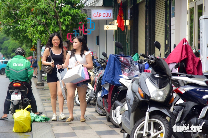 Người dân TP.HCM mong muốn sớm quy định sử dụng vỉa hè cho buôn bán - Ảnh 3.