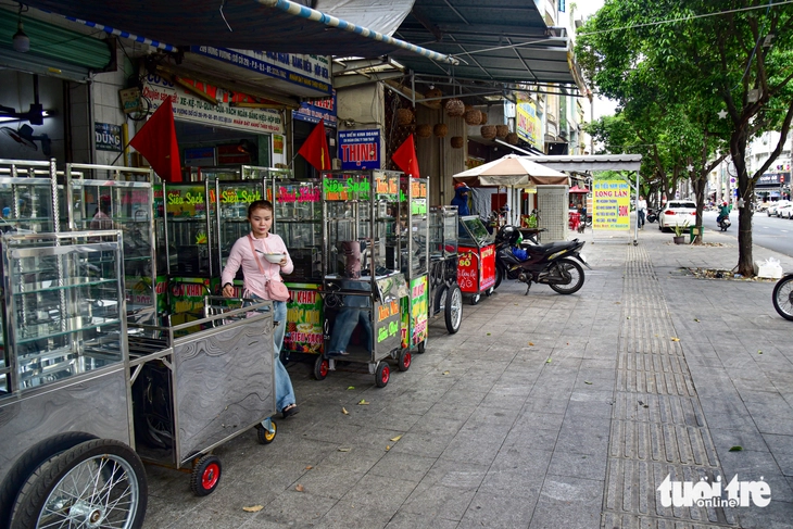 Người dân TP.HCM mong muốn sớm quy định sử dụng vỉa hè cho buôn bán - Ảnh 4.