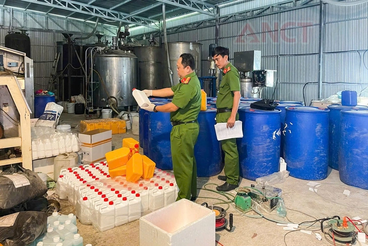 Phát hiện cơ sở sản xuất, pha chế phân bón nông nghiệp không có giấy chứng nhận đăng ký - Ảnh 2.