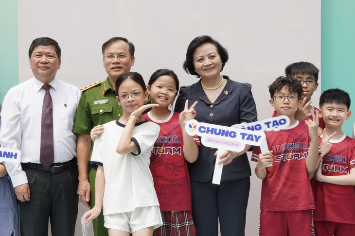 Phó thủ tướng: Nếu người lớn chậm 1 bước, trẻ em có thể chịu tổn thương trong thế giới 'ảo' - Ảnh 1.