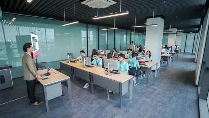 Một trường đại học cấp 300 học bổng tinh hoa, 800 triệu đồng/suất - Ảnh 1.