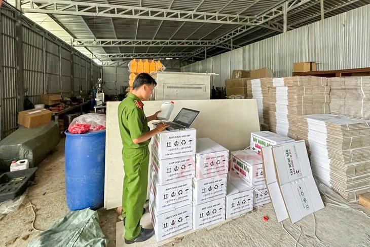 Phát hiện cơ sở sản xuất, pha chế phân bón nông nghiệp không có giấy chứng nhận đăng ký - Ảnh 1.