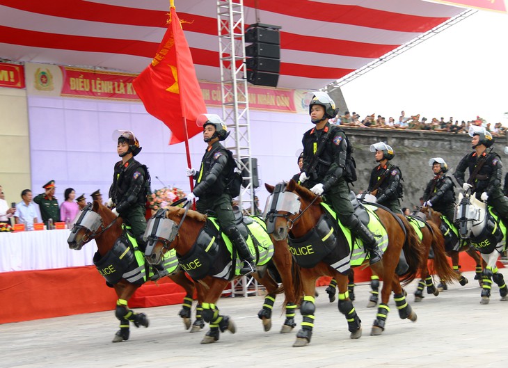 Công an Huế biểu diễn bắn súng, mô tô, kỵ binh trước Ngọ Môn - Ảnh 2.