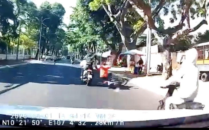 Bắt khẩn cấp 3 người vụ đang chạy xe bị đánh vào đầu ngã xuống đường - Ảnh 2.