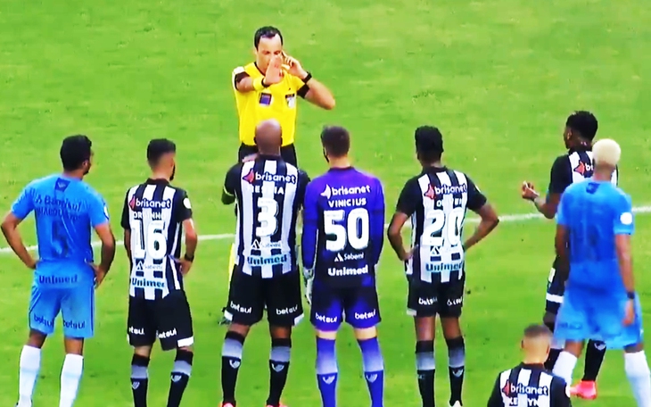 Neymar mất bình tĩnh vì pha rê bóng của con trai Robinho - Ảnh 4.