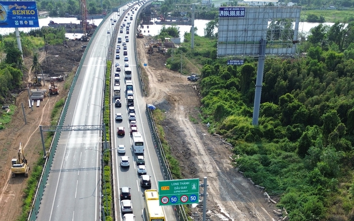 Xe khách tông đuôi xe tải, tài xế tử vong trên cao tốc TP.HCM - Long Thành lúc rạng sáng - Ảnh 4.