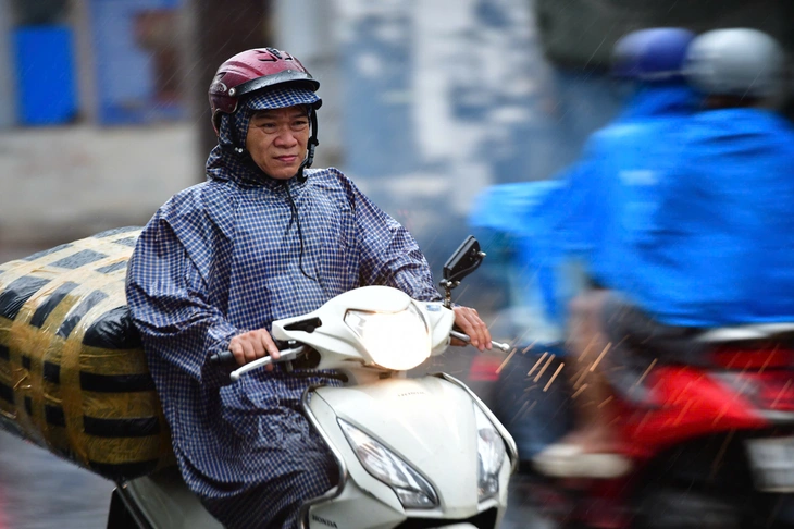 Mưa xong Nam Bộ, TP.HCM nóng hừng hực, chiều tối nay xác suất mưa tới 75% - Ảnh 2.