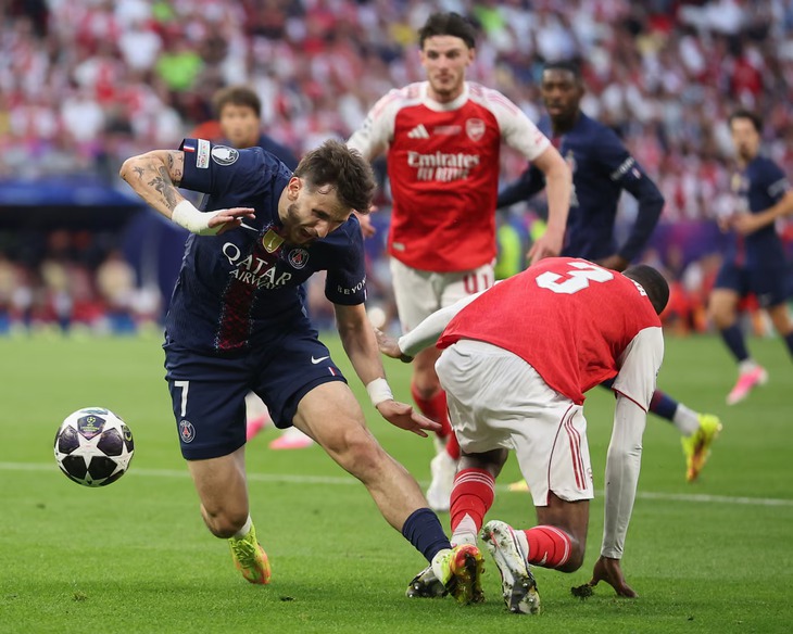 Cái chân đẫm máu của Kvaratskhelia gây sốt ở trận chung kết Champions League - Ảnh 3.