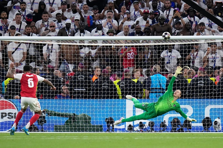 Đánh bại Arsenal trên chấm luân lưu, PSG bảo vệ thành công chức vô địch Champions League - Ảnh 3.