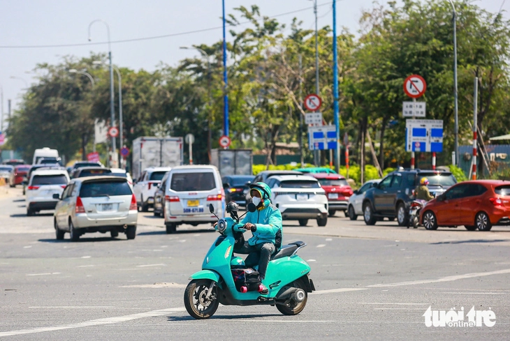 Đề xuất lộ trình và mức hỗ trợ chuyển đổi xe xăng sang xe điện, năng lượng xanh các khu vực TP.HCM - Ảnh 1.