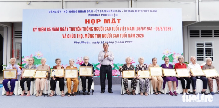 Phường Phú Nhuận chúc thọ hơn 1.000 cụ cao niên - Ảnh 6.