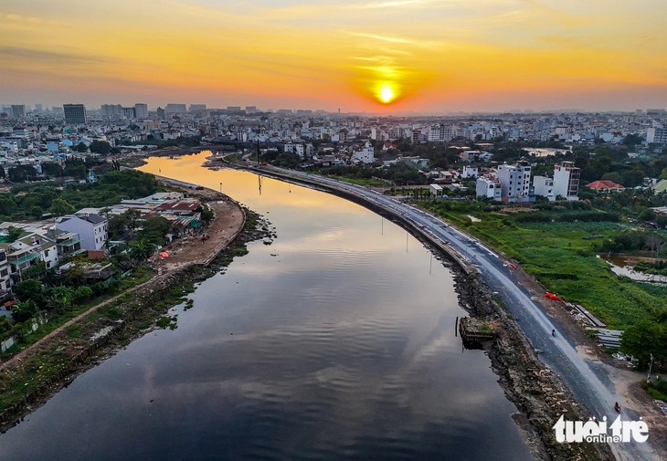 Hai bờ sông Vàm Thuật chờ cây cầu mở lối thẳng vào trung tâm TP.HCM - Ảnh 1.