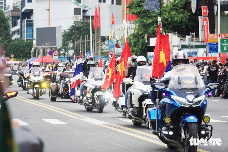 Hàng ngàn mô tô nối dài trên cung đường biển Nha Trang, du khách thích thú dõi theo - Ảnh 1. Du khách reo hò cổ vũ cả ngàn mô tô diễu hành trên cung đường biển Nha Trang - Ảnh 1.