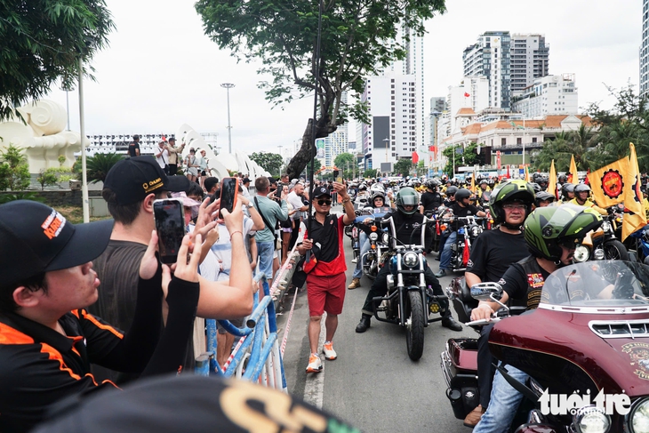 Hàng ngàn mô tô nối dài trên cung đường biển Nha Trang, du khách thích thú dõi theo - Ảnh 3. Nha Trang - Ảnh 3.