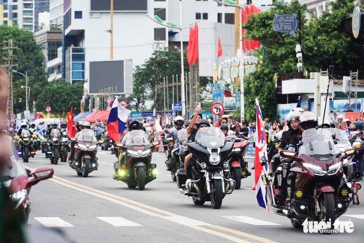 Hàng ngàn mô tô nối dài trên cung đường biển Nha Trang, du khách thích thú dõi theo - Ảnh 4. Nha Trang - Ảnh 4.