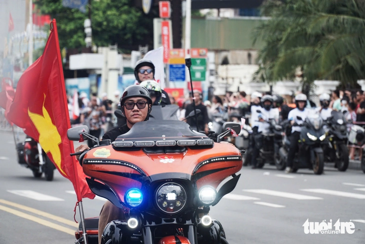 Hàng ngàn mô tô nối dài trên cung đường biển Nha Trang, du khách thích thú dõi theo - Ảnh 5. Nha Trang - Ảnh 5.