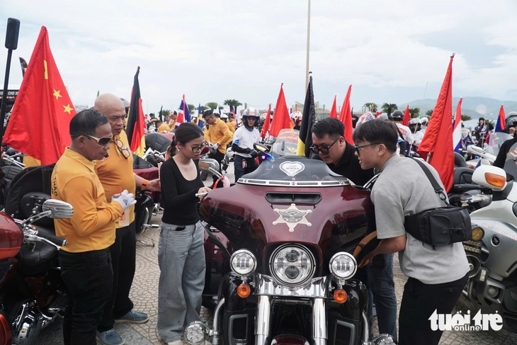 Hàng ngàn mô tô nối dài trên cung đường biển Nha Trang, du khách thích thú dõi theo - Ảnh 2. Nha Trang - Ảnh 2.
