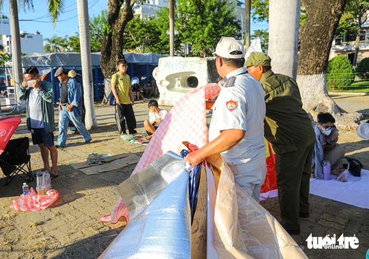 Hàng ngàn người đội nắng bên bờ sông Hàn chờ khai mạc pháo hoa quốc tế - Ảnh 5.