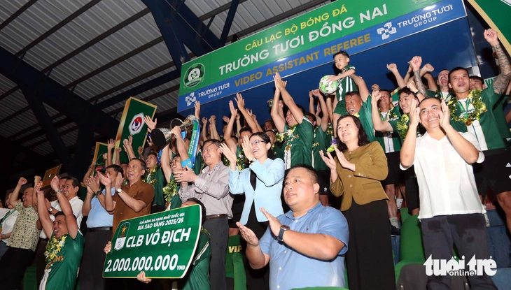Lễ trao cúp vô địch chưa từng có cho CLB Trường Tươi Đồng Nai - Ảnh 5.
