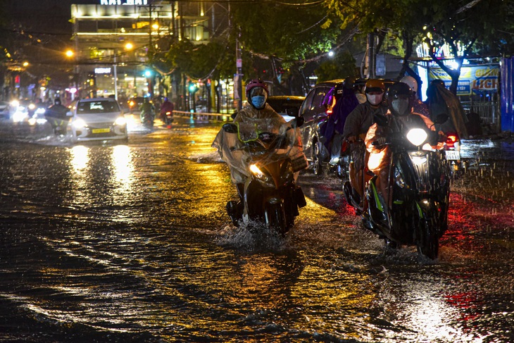 Mưa lớn, gió mạnh ở TP.HCM, có đường ngập hơn nửa bánh xe - Ảnh 5.