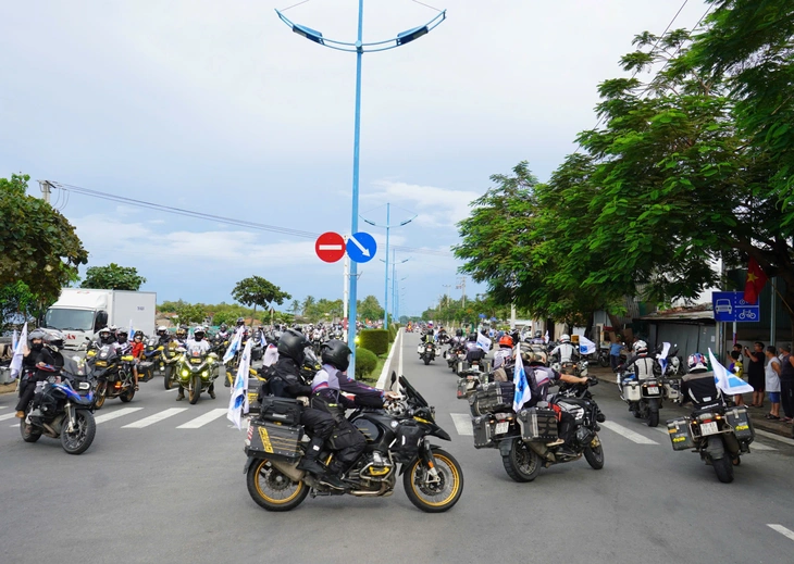 Hàng ngàn mô tô nối dài trên cung đường biển Nha Trang, du khách thích thú dõi theo - Ảnh 9. Nha Trang - Ảnh 9.
