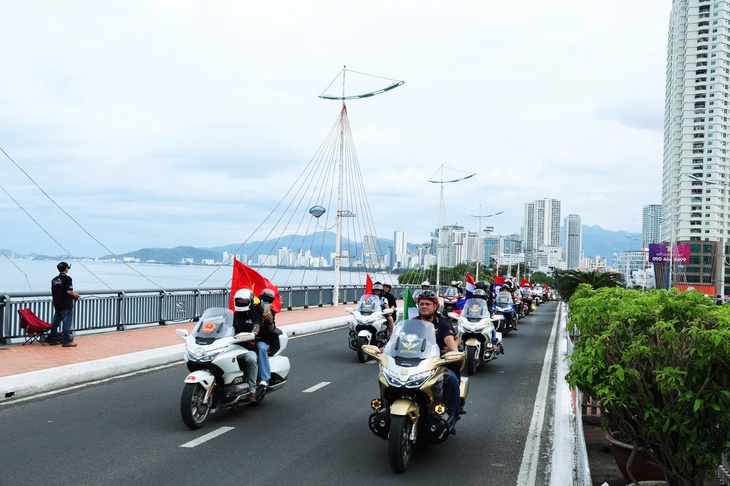 Hàng ngàn mô tô nối dài trên cung đường biển Nha Trang, du khách thích thú dõi theo - Ảnh 8. Nha Trang - Ảnh 8.