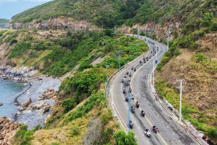 Hàng ngàn mô tô nối dài trên cung đường biển Nha Trang, du khách thích thú dõi theo - Ảnh 7. Nha Trang - Ảnh 7.