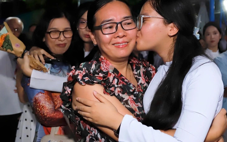 Không nên lạm dụng từ 'trưởng thành' - Ảnh 1.