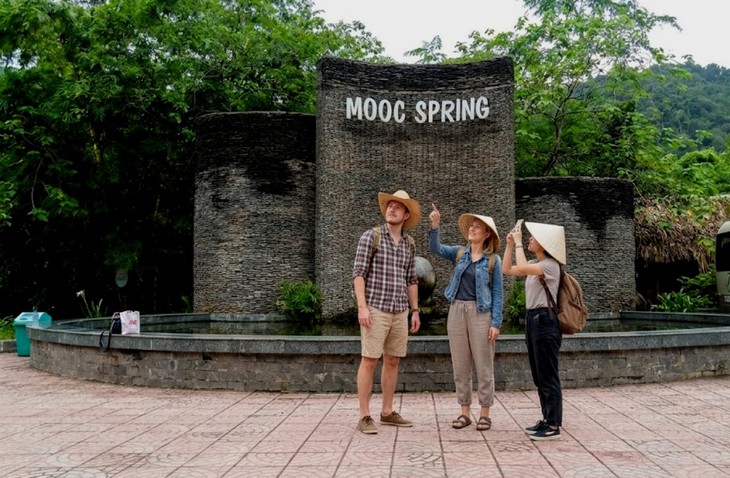 Vì sao nhiều điểm du lịch ở Phong Nha - Kẻ Bàng phải dùng 'ké' điện tư nhân, bị cắt điện liên tục? - Ảnh 2.