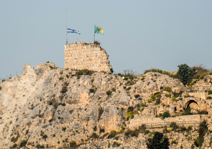 Israel tiến sâu vào Lebanon, cắm cờ lên thành cổ 900 năm tuổi - Ảnh 1.