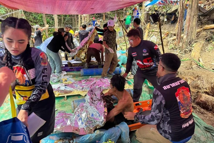 Thêm 4 thợ mỏ vàng Lào được giải cứu khỏi hang động sau 10 ngày mắc kẹt - Ảnh 1. Lào - Ảnh 1.