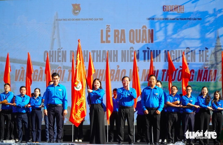 Cần Thơ ra quân chiến dịch tình nguyện hè với tổng nguồn lực trên 10 tỉ đồng - Ảnh 1.