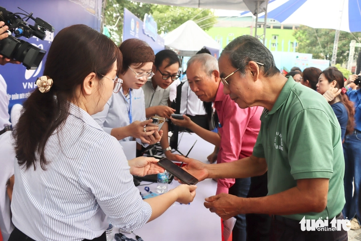 100% phường, xã, đặc khu TP.HCM có đội hình 'Mùa hè số' hỗ trợ người dân - Ảnh 3.