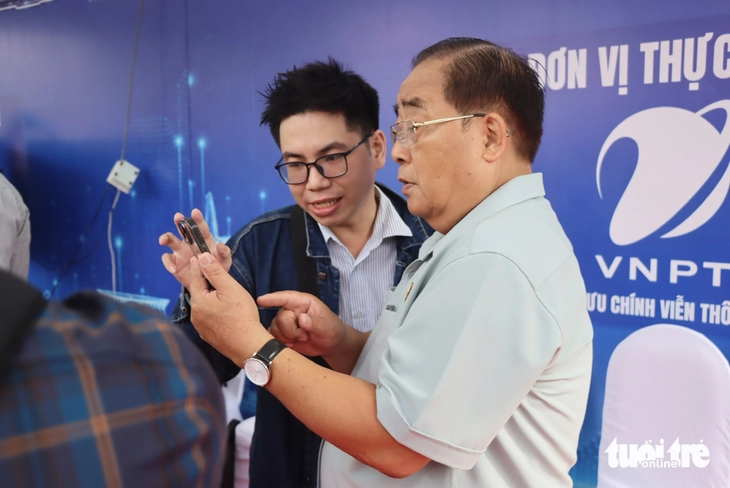 100% phường, xã, đặc khu TP.HCM có đội hình 'Mùa hè số' hỗ trợ người dân - Ảnh 4.