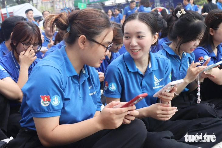 100% phường, xã, đặc khu TP.HCM có đội hình 'Mùa hè số' hỗ trợ người dân - Ảnh 5.