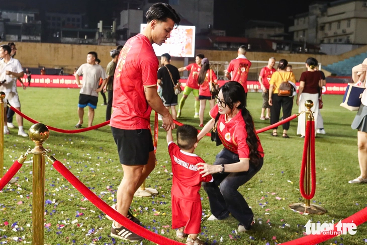 Vợ Văn Hậu, Quang Hải, Văn Thanh chia vui cùng CLB Công An Hà Nội trong ngày đăng quang V-League - Ảnh 6.