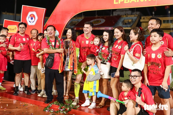 Vợ Văn Hậu, Quang Hải, Văn Thanh chia vui cùng CLB Công An Hà Nội trong ngày đăng quang V-League - Ảnh 7.