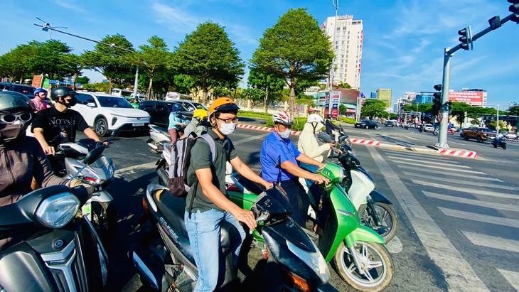 Đi đúng làn, dừng đúng vạch, nhường nhau trên đường: Khát khao hướng đến giao thông văn minh - Ảnh 1. giao thông - Ảnh 1.
