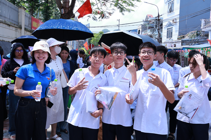 Kết thúc môn thi đầu tiên kỳ thi vào lớp 10 ở Hải Phòng, thí sinh đánh giá đề vừa sức - Ảnh 1.
